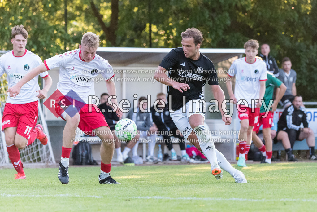 Fußball, Saison 2023/24, Confima-Cup, SV Preußen 09 Reinfeld - VfB Lübeck II, Schönböcken (Lübeck), 13.07.2023 | Dominik Kofler (#20, Lübeck), Marwin Miljic (#11, Preußen Reinfeld)