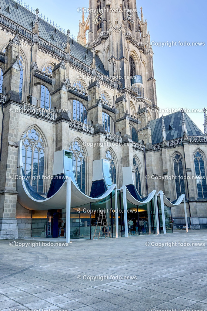 Domplatz Linz_ Mariendom_ Neuer Dom_ Domcenter_ 26.04.2024-1 | 26.04.2024, Domplatz Linz, AUT, Mariendom, Neuer Dom, im Bild Domcenter, Neubau, Information, Domshop