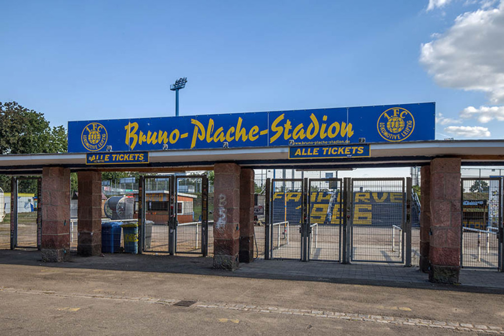 1. FC Lokomotive Leipzig - Eingang zum Bruno-Plache-Stadion | Entdecke über 20 Kategorien Leipzig-Motive: Foto-Downloads, hochwertige Poster, Leinwand- & Fine-Art-Prints. Jetzt Lieblingsfoto im Bildlexikon Leipzig Shop bestellen!