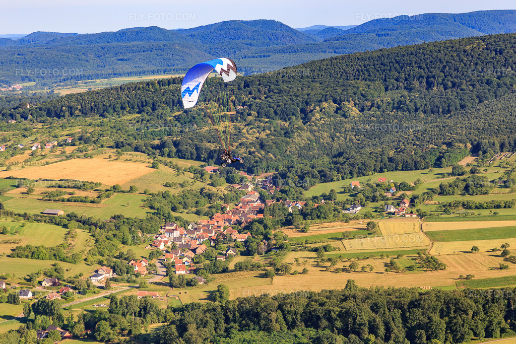 Aerial view: View of the town from the south with paratrike in Gœrsdorf in the state Bas-Rhin, France. – Photo: IMG_082969.jpg taken on 06/26/2015 by Werner Riehm/FLY-FOTO.com – Resolution of the original: 5056 x 3371 px