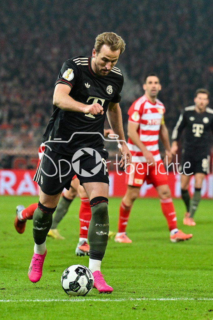 1. FC Union Berlin - FC Bayern München | BERLIN, GERMANY - 03. DECEMBER: am Ball Harry KANE (FC Bayern Munich 9) / Einzelfoto / Freisteller während dem Match zwischen dem 1. FC Union Berlin und dem FC Bayern München beim Achtelfinale des DFB-Pokales im Stadion an der alten Försterei