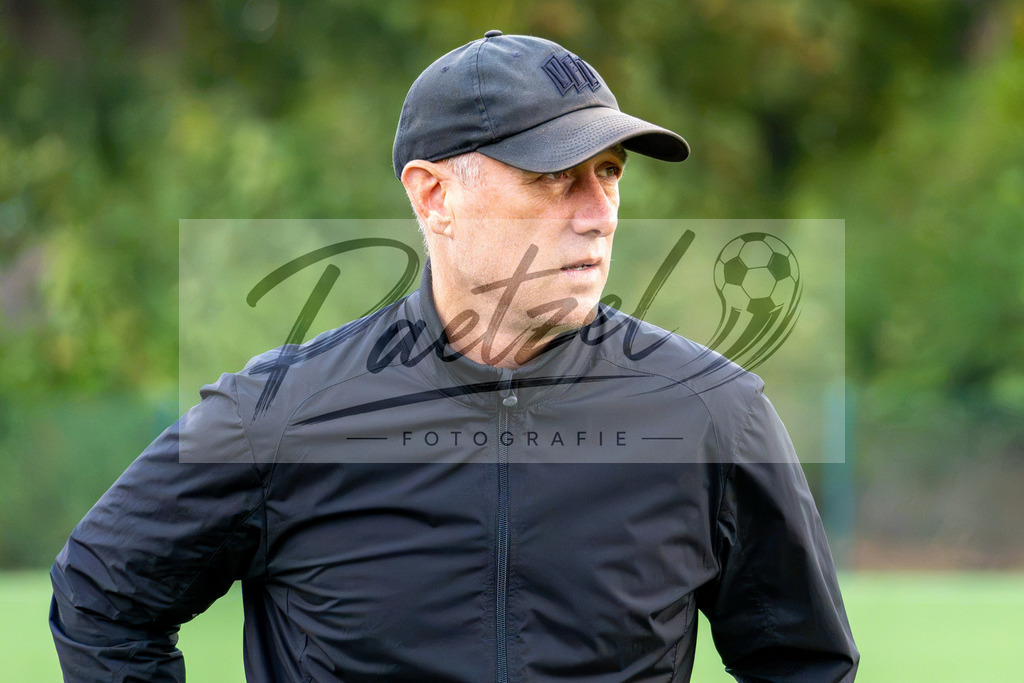 20260909_TRAOSN_0717 | Fußball, Herren: Direktor Profifußball Joe Enochs (VfL Osnabrück) schaut beim Training des VfL Osnabrück am 09.09.2026 im Sportpark Illoshöhe in Osnabrück, Deutschland.(Foto von Nico Paetzel) - Realisiert mit Pictrs.com