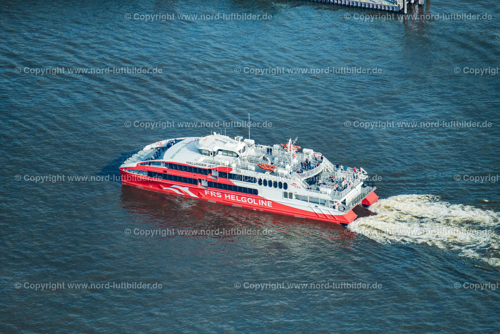 Hamburg_Halunder_Jet_Vor_Den_Landungsbrücken_ELS_5046260422 | HAMBURG 26.04.2022 Fahrt eines Fähr- Schiffes " Katamaran Halunder Jet der FRS Reederei" in Hamburg vor den Landungsbrücken im Bundesland Niedersachsen, Deutschland. // Travel of a ferry ship "Katamaran Halunder Jet der FRS Reederei" in Hamburg in front of the Landungsbruecken in the state Lower Saxony, Germany. Foto: Martin Elsen
