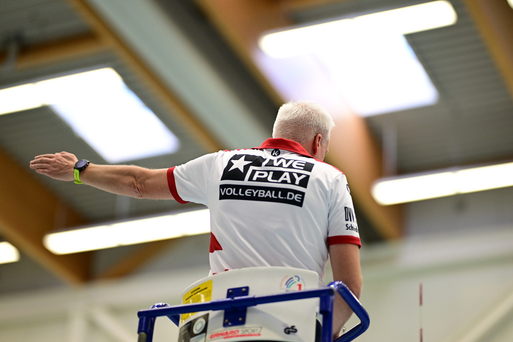 Volleyball I Frauen I Saison 2024-2025 I Regionalliga Nord I VT Hamburg - VSG Lübeck | Symbol, Symbolfoto, Symbolbild, Sinnbild, Bildsymbol, Darstellung, Signum: Schiedsrichter, Volleyball, We Play Volleyball.de - Realisiert mit Pictrs.com