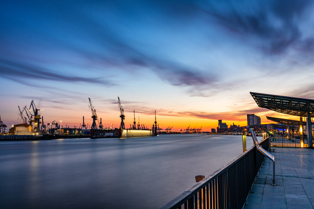 hamburg landungsbrücken und hamburger hafen im abendlicht bild auf leinwand acrylglas | Kaufen Sie Hamburg Bilder und Hamburg Fotos auf Leinwand, Acrylglas, Alu-Dibond, oder als Poster in Hamburgs großer Onlinegalerie. Elbphilharmonie Bilder, Hamburger Hafen, Speicherstadt, Alster und viel mehr.