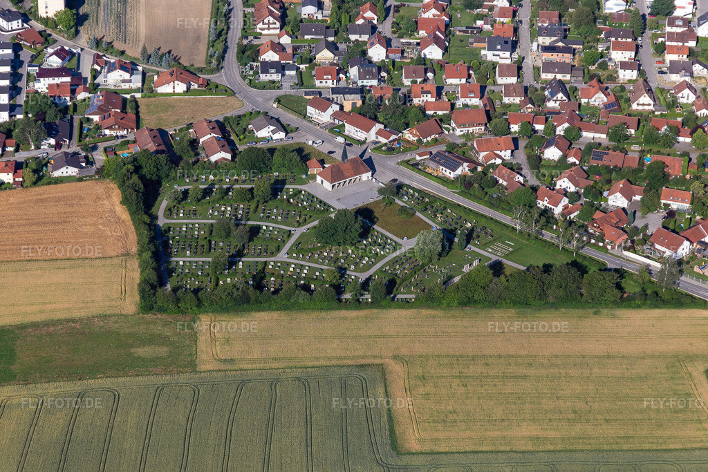 Friedhof Geisenhausen https://www.geisenhausen.de | Luftbild: Friedhof Geisenhausen https://www.geisenhausen.de im Ortsteil Eiselsdorf in Geisenhausen im Bundesland Bayern in Deutschland. Foto: IMG_133039.jpg vom 03.07.2022 durch ©2025 Werner Riehm fly-foto.de/copyright - Realisiert mit Pictrs.com