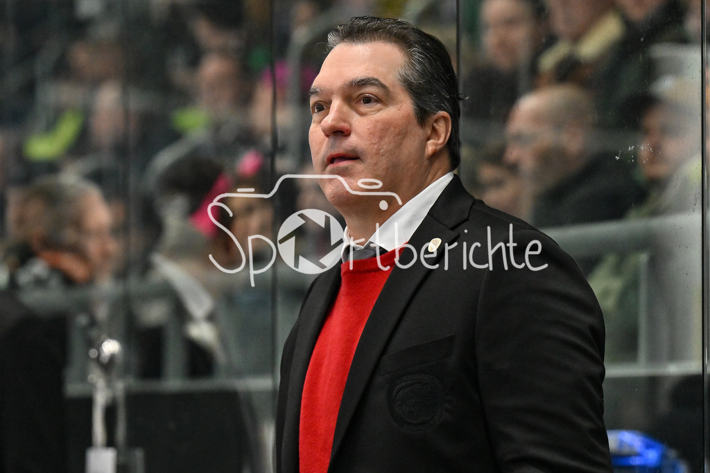 Augsburger Panther - Straubing Tigers | im Bild Larry MITCHELL Headcoach Augsburger Panther / Freisteller / Einzelfoto / DEL: Augsburger Panther - Straubing Tigers, Curt Frenzel Stadion am 29.11.2024