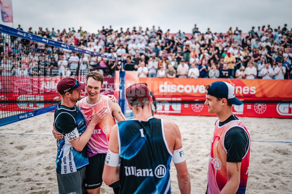 Beachvolleyball | Männer | German Beach Tour 2024 | Tourstop Düsseldorf | 19.05.2024 | v.l. Yannick Harms, Robin Sowa, Manuel Harms und Max Just nach dem Spiel