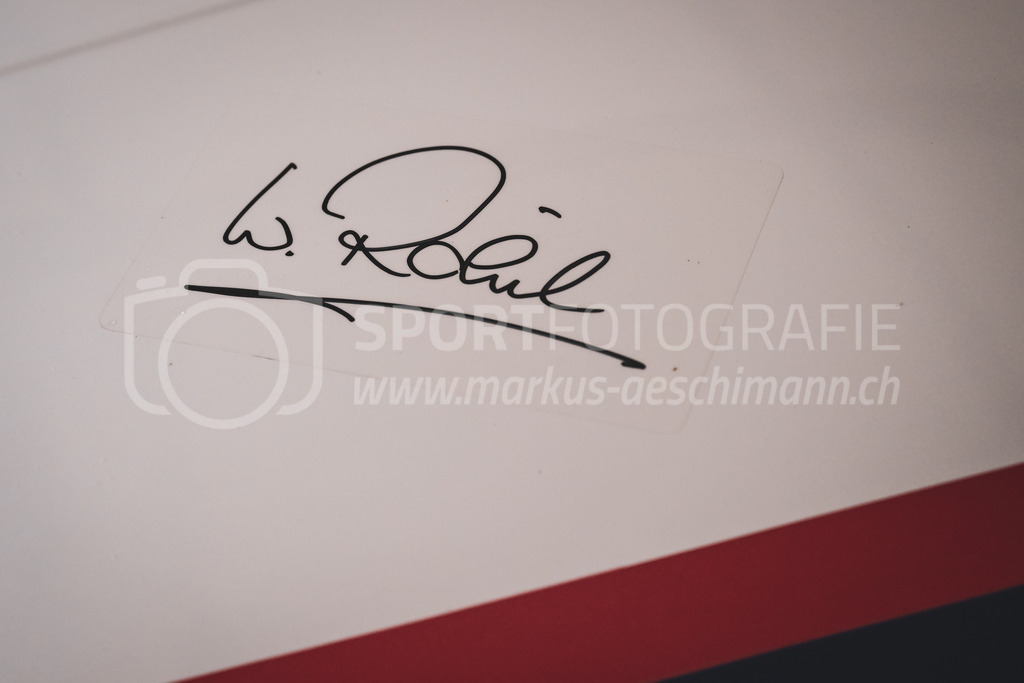 21. Arosa ClassicCar 2025 - 5. September 2025 | Unterschrift von Walter Röhrl auf dem BMW 3.0 CS aus dem Jahre 1972 mit Startnummer 613 von Christian Erni aus Siegershausen (SUI) am Arosa ClassicCar 2025 in der Kategorie Demo..@arosaclassiccar, @arosa.official, #arosaclassiccar, #arosa, #76curves, #classiccarBild: Sportfotografie Markus Aeschimann | www.markus-aeschimann.ch - Realisiert mit Pictrs.com