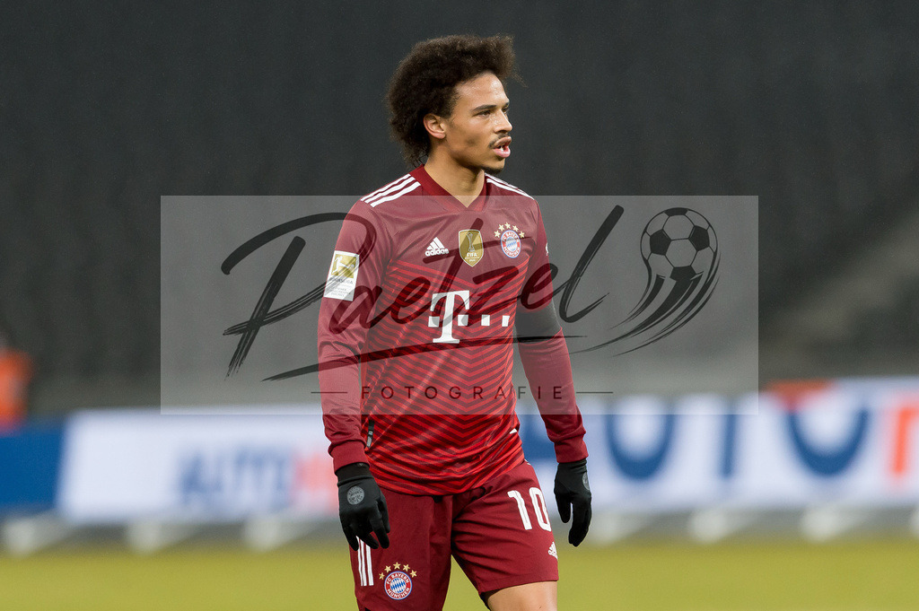 BSCFCB20220123_304 | Fussball, Herren: Leroy Sane (FC Bayern Muenchen) schaut bei dem Spiel der 1. Bundesliga zwischen Hertha BSC und FC Bayern Muenchen im Olypiastadion am 23.01.2022 in Berlin, Deutschland.DFB / DFL REGULATIONS PROHIBIT ANY USE OF PHOTOGRAPHS AS IMAGE SEQUENCES AND/OR QUASI-VIDEO. - Realisiert mit Pictrs.com