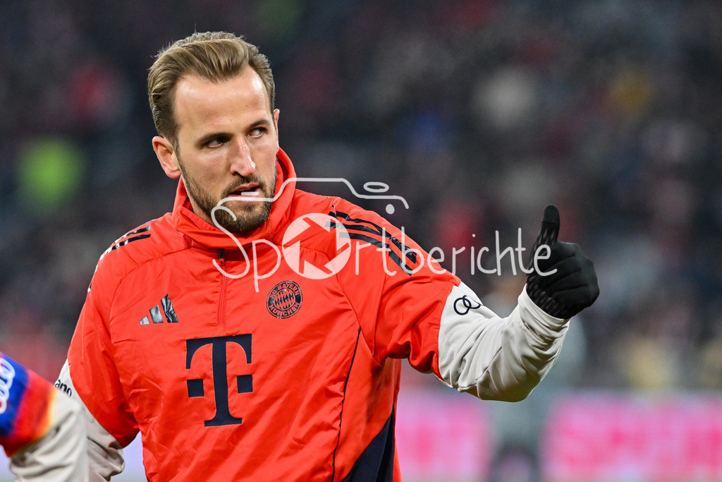 FC Bayern München - 1. FSV Mainz 05 | MUNICH, GERMANY - 14. DECEMBER: im Bild - Daumen hoch - Harry KANE (FC Bayern Munich 9) / Einzelfoto / Freisteller während dem Bundesligamatch zwischen dem FC Bayern München und dem 1. FSV Mainz 05 am 14. Spieltag in der Allianz Arena / DFL REGULATIONS PROHIBIT ANY USE OF PHOTOGRAPHS AS IMAGE SEQUENCES AND/OR QUASI-VIDEO