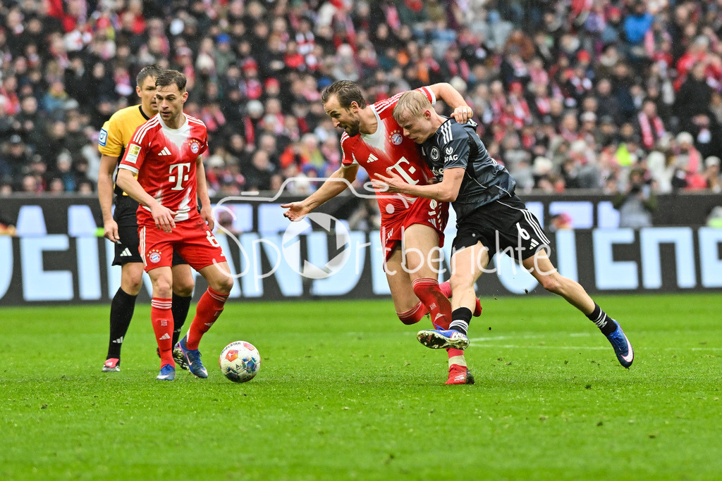 FC Bayern München - Eintracht Frankfurt | MUNICH, GERMANY - 21. FEBRUARY: im Duell Harry KANE (FC Bayern Munich 9) und Oscar HOJLUND (Eintracht Frankfurt 6) während dem Bundesligamatch zwischen dem FC Bayern München und der SG Eintracht Frankfurt am 23. Spieltag in der Allianz Arena / DFL REGULATIONS PROHIBIT ANY USE OF PHOTOGRAPHS AS IMAGE SEQUENCES AND/OR QUASI-VIDEO
