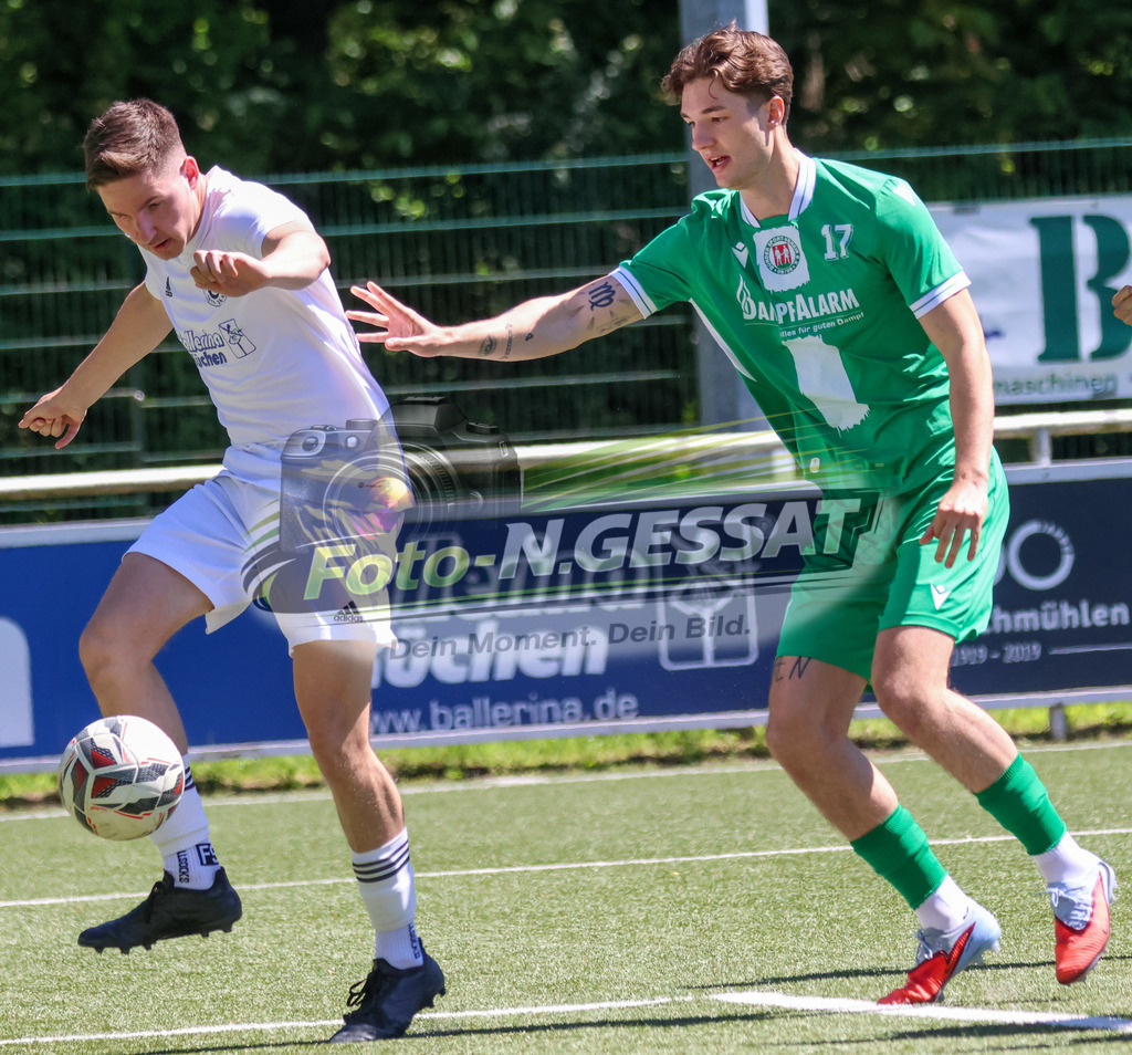 TuS Bruchmühlen - Bünder SV | Auf dem Bild zu sehen: weiß TuS Bruchmühlen: Anakin Zimens ; grün Bünder SV: Nicolai KönigTuS Bruchmühlen, Bünder SV, Saison 25/26, Kreisliga A, Bruchmühlen, Deutschland - Realisiert mit Pictrs.com