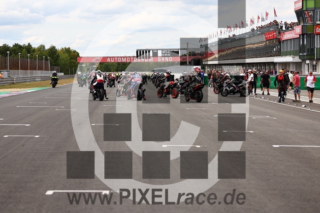 startendurance-20250830_07322 | Schöne Erinnerungen an spannende Momente - das festzuhalten ist unser Job. PIXELrace.de ist seit 2003 auf den Rennstrecken Europas unterwegs um die Action draußen beim Fahren und die wunderbare Stimmung imm Fahrerlager für euch einzufangen.