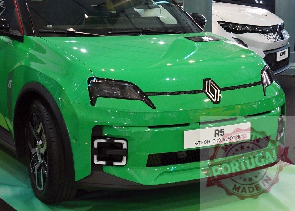 Renault 5 E-Tech electric car display at auto show | Renault 5 E-Tech 100% electric vehicle on display, highlighting green design and modern technology - Realisiert mit Pictrs.com