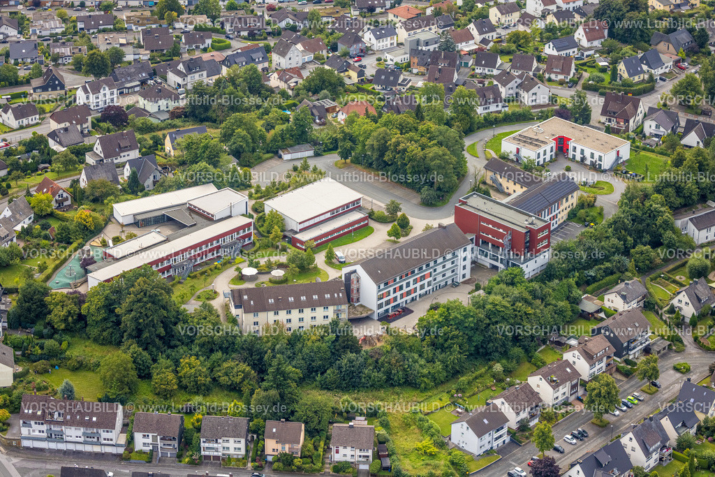Arnsberg250806343 | Luftbild, Franz-Joseph-Koch-Schule und Schule Mariannhill, rechts Seniorenhaus St. Elisabet Caritas und Caritas Wohnheim Mariannhill, Obereimer, Arnsberg, Ruhrgebiet, Nordrhein-Westfalen, Deutschland