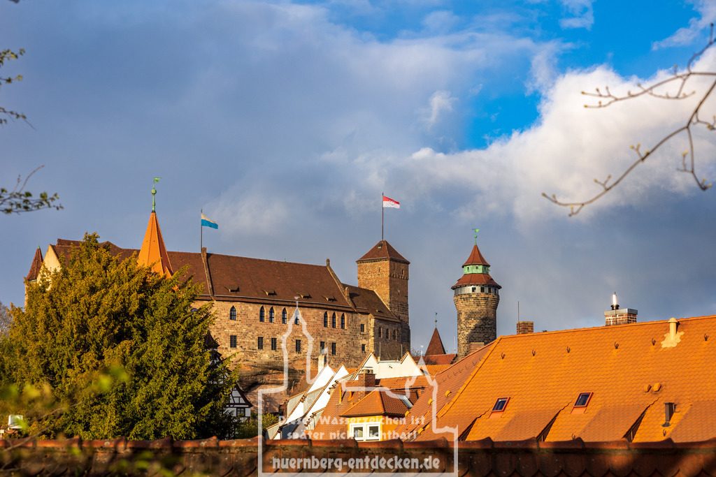 Kaiserburg in der Abendsonne | Blick auf die schöne Nürnberger Kaiserburg über die Dächer der historischen Altstadt hinweg. Die großen Wolkenberge hinter der Burg deuten auf einen baldigen Wetterwechsel hin.  - Realisiert mit Pictrs.com