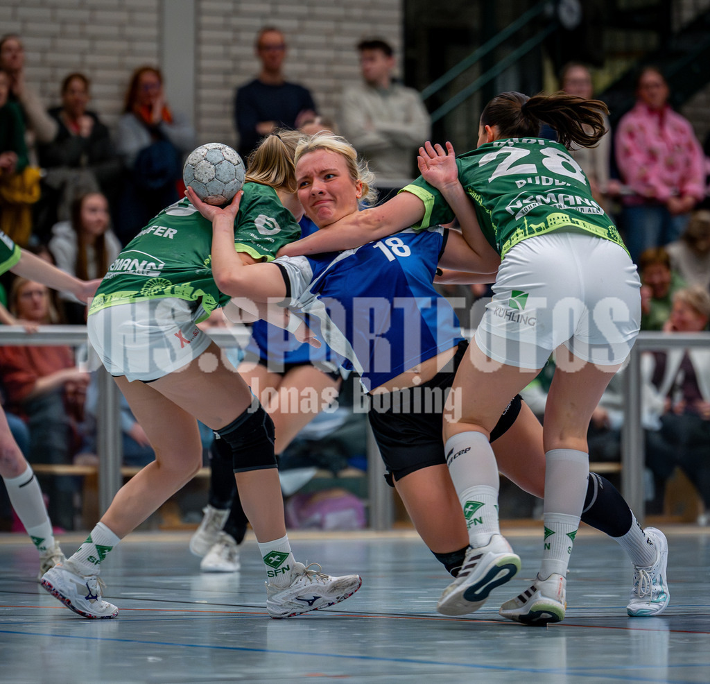 Handball I Frauen I Saison 2025-2026 I 3. Liga Staffel Nord I 10. Spieltag I SC SFN Vechta - HSG Blomberg-Lippe II I 0195 | Durch die Abwehr v.l  Svenja Ruhöfer (10, SC SFN Vechta) Ruslana Litvinov (18, HSG Blomberg-Lippe II) und Jette Dudda (28, SC SFN Vechta) - Realisiert mit Pictrs.com