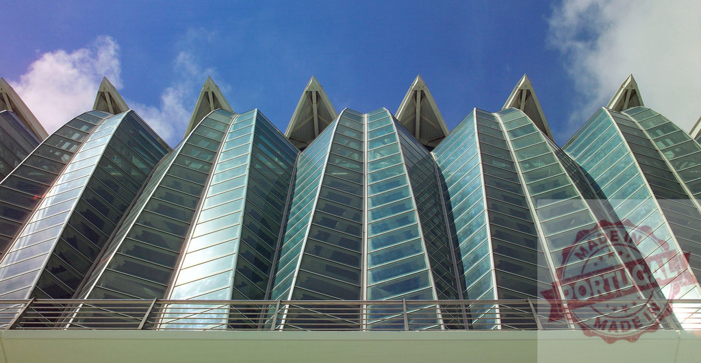 City of Arts and Sciences in Valencia displaying modern architecture with glass and steel | Modern architectural marvel, City of Arts and Sciences in Valencia, Spain, showcasing innovative design with glass and steel structures - Realisiert mit Pictrs.com
