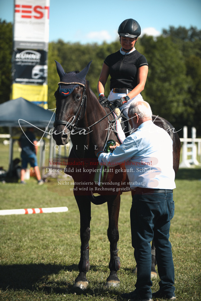 DSC_7330 | Pferde- und Turnierfotografie in Westsachsen. Pferdeportraits, Auftragszeichnungen und intuitive Kunst.