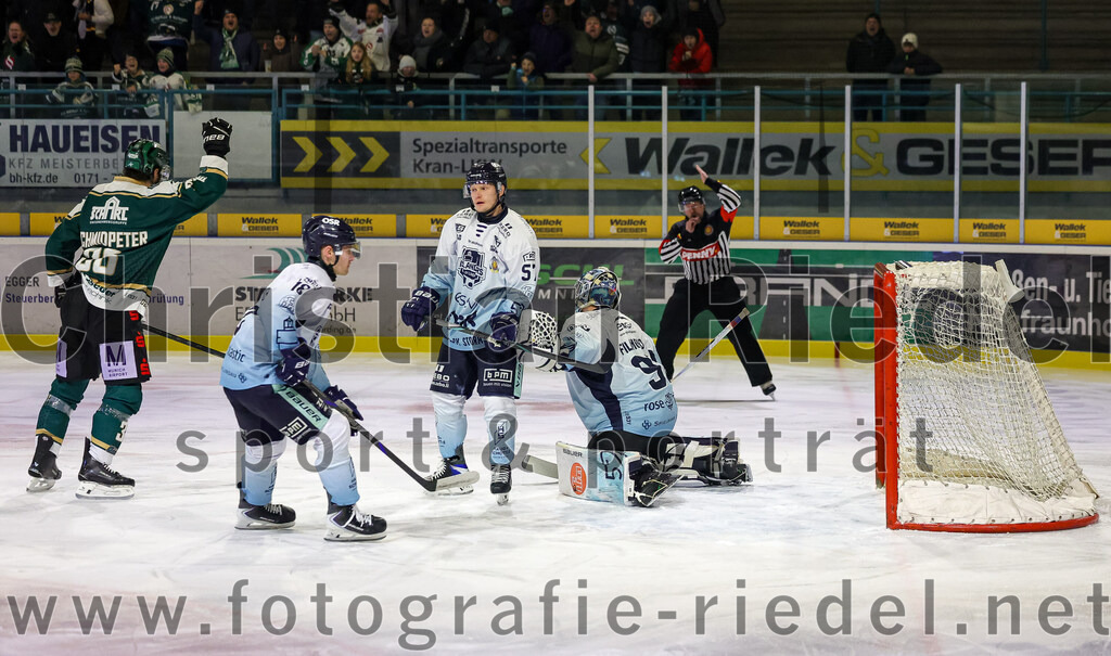 2026-01-06_028_TSV_Erding_gegen_EV_Lindau_Islanders | Erding, Deutschland, 06.01.2026:Eishockey, Oberliga Süd 2025 / 2026, 35. Spieltag, TSV Erding gegen EV Lindau Islanders, Endergebnis: 2:5Marc Schmidpeter (Erding Gladiators, #33), Marvin Feigl (EV Lindau Islanders, #57), Torwart Daniel Filimonov (EV Lindau Islanders, #96)Foto: Christian Riedel / fotografie-riedel.net