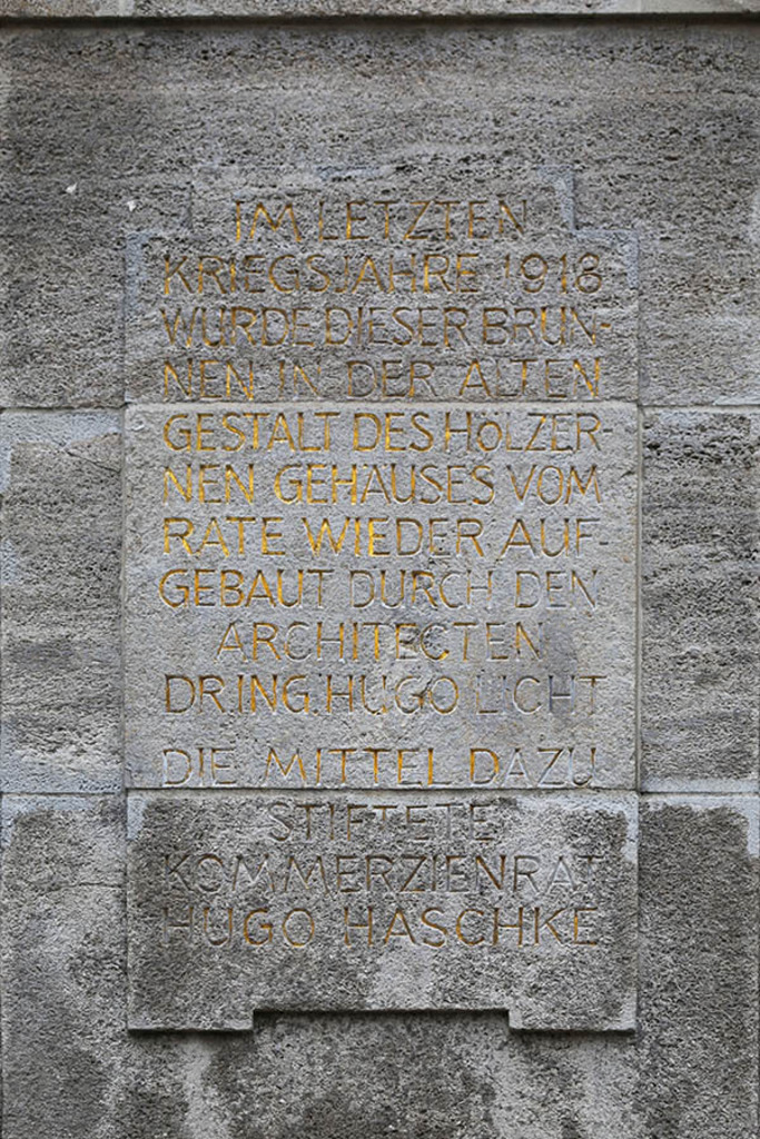 Foto: Leipzig - Löwenbrunnen auf dem Naschmarkt - Gedenktafel | Das Team hinter BILDLEXIKON LEIPZIG bündelt historische wie aktuelle Informationen über die Stadt Leipzig in Text und Bild auf einer Plattform und stellt diese der interessierten Öffentlichkeit zur Verfügung.