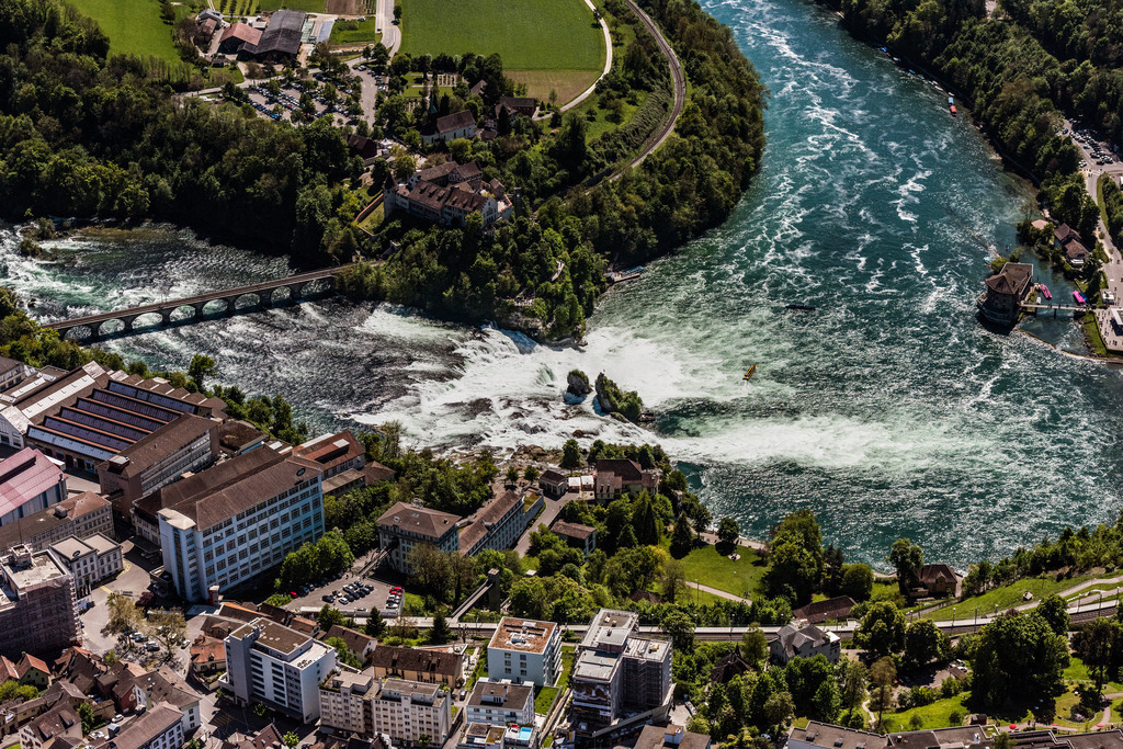 dr__0012183.jpg | NEUHAUSEN AM RHEINFALL 10.05.2017 Naturschauspiel des Wasserfalls an der Felsenlandschaft Rheinfall in Neuhausen am Rheinfall im Kanton Schaffhausen, Schweiz. // Natural spectacle of the waterfall in the rocky landscape Rheinfall in Neuhausen am Rheinfall in the canton Schaffhausen, Switzerland. Foto: Daniel Reiter