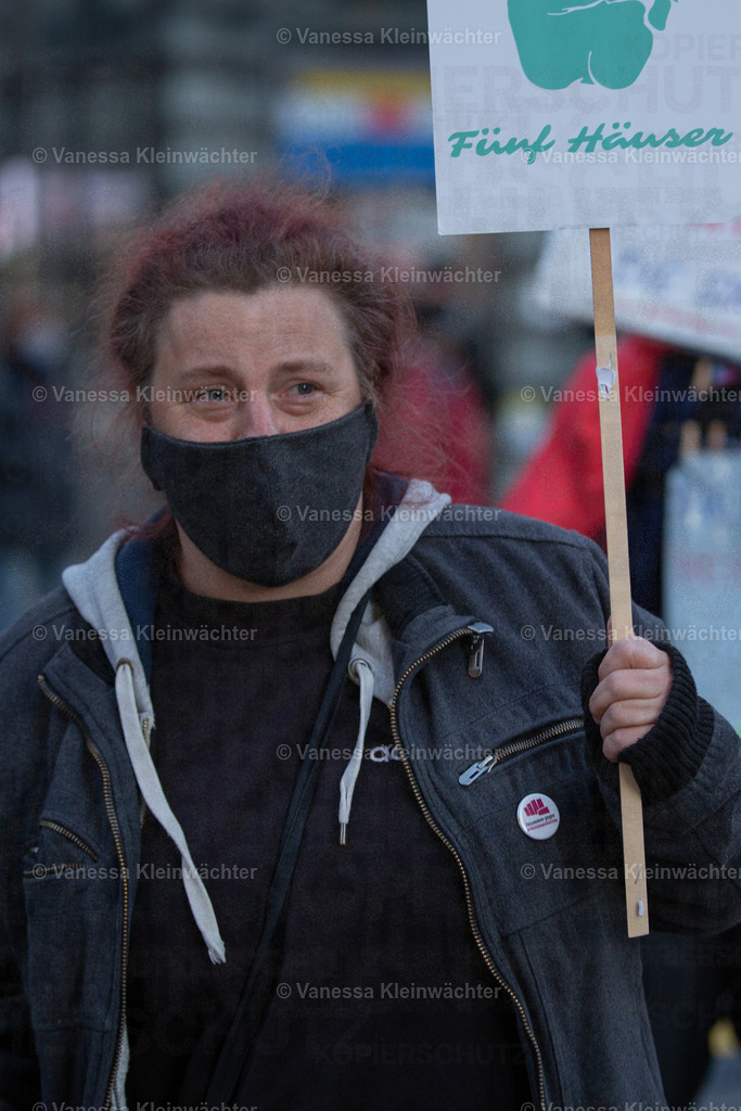 201120 StopHeimstaden MindSpace-28 | Mit Musik und einer "Wall of shame" aus Umzugskartons fordern Mieter*innen der von Heimstaden gekauften Häuser am 20.11.2020 vorm Büro des Schwedischen Immobilien-Investors die Ausübung des städtischen Vorkaufsrechts. - Realisiert mit Pictrs.com