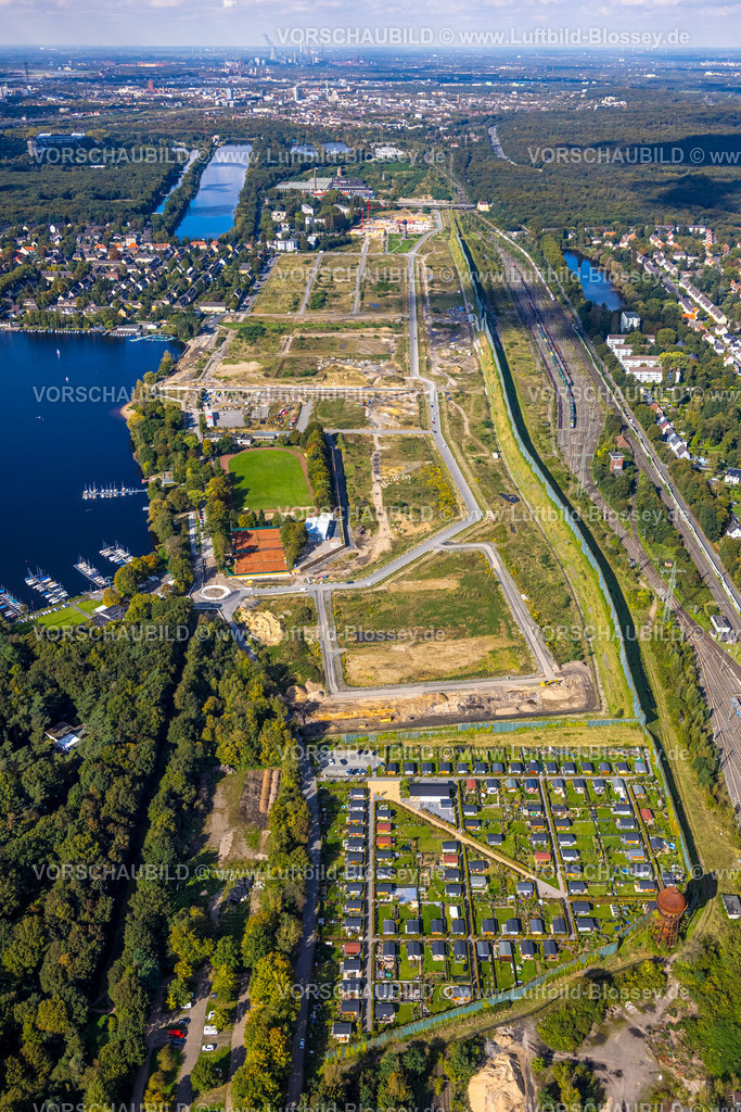 Duisburg241003913 | Luftbild, Baustelle ehemaliger Rangierbahnhof Wedau für neues Duisburger Wohnquartier an der Sechs-Seen-Platte, KGV Kleingartenverein Wedau und alter Wasserturm, Wedau, Duisburg, Ruhrgebiet, Nordrhein-Westfalen, Deutschland