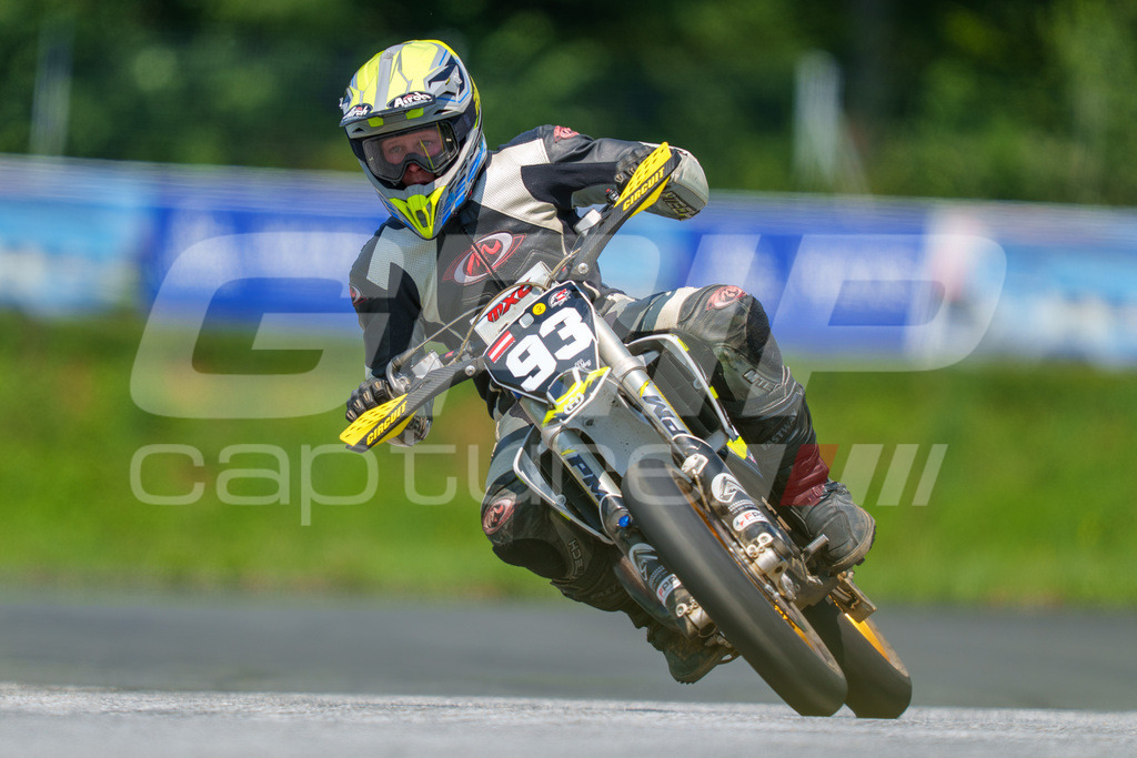 G-Cup + Supermoto Staatsmeisterschaft + Hungarian Supermoto Championship | GRIPcapture steht für authentische Sportfotografie in Österreich – für Momente, die mehr sind als Geschwindigkeit oder Ergebnis. Es geht um Emotion, Spannung, Fokus und den Augenblick, der oft nur einen Wimpernschlag dauert.Ob Motorsport, Teamsport oder 