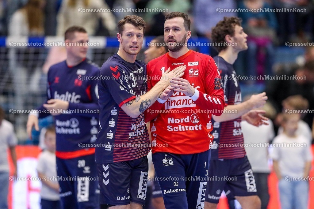 Gum11022501080 | 11.02.2025, Handball, European League - Hauptrunde Gruppe IV, VfL Gummersbach - SG Flensburg-Handewitt, Schwalbe-Arena: Freude nach dem 36:31 Sieg bei der Mannschaft aus Flensburg. Abschlussjubel Jubel Siegerjubel Emil Jakobsen (Flensburg-Handewitt #31) zusammen mit Torhüter Benjamin Buric (Flensburg-Handewitt #1)