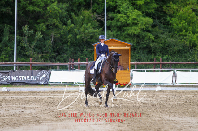 DKP48075 | Turnierfotos kaufen im Webshop von Daniel Kuhl Photography – entdecke professionelle Reitsportfotos aus Turnieren & Events. Hochwertige Turnierbilder online bestellen & sichern. Jetzt Fotos von Reitsportturnieren kaufen!