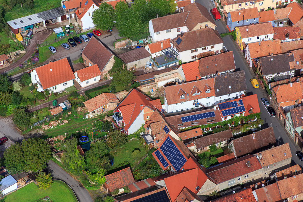 Luftbild: Hauptstraße von Südosten im Ortsteil Heuchelheim in Heuchelheim-Klingen im Bundesland Rheinland-Pfalz in Deutschland. Foto: IMG_072631.jpg vom 19.09.2014 durch Werner Riehm/FLY-FOTO.deAuflösung des Originals: 5472 x 3648 px