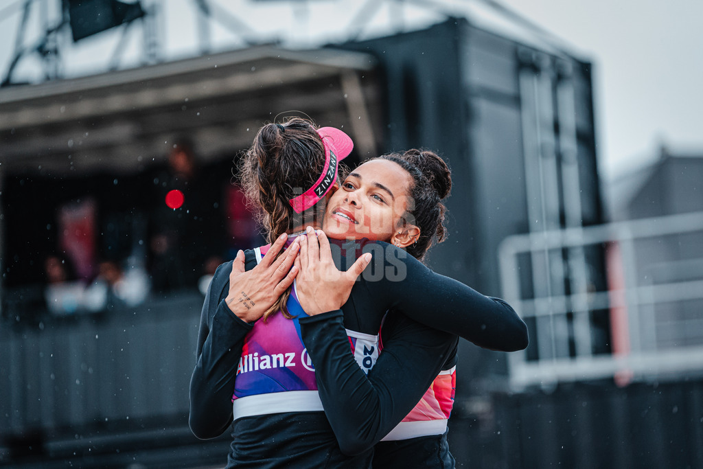 Beachvolleyball | Frauen | German Beach Tour 2024 | Tourstop Bremen | 08.06.2024 | v.l. Andressa Cavalcanti Ramalho (BRA) und Thainara Mylena Feitosa de Oliveira (BRA) umarmen sich vor dem Spiel