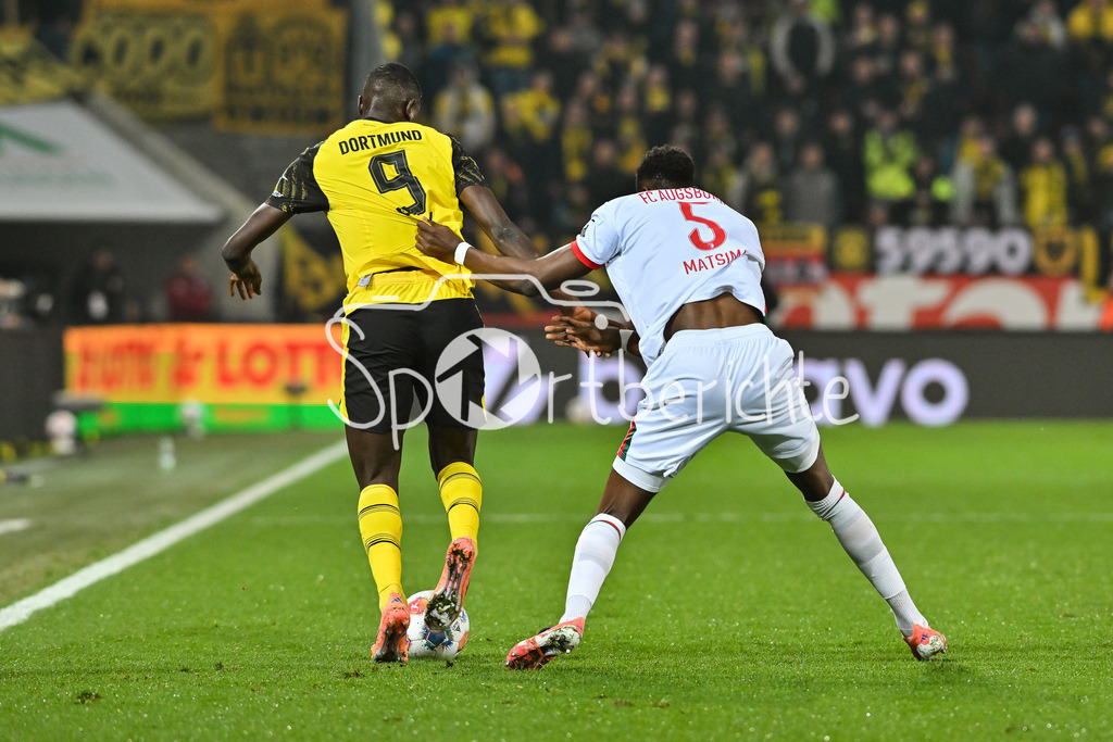 FC Augsburg - Borussia Dortmund | AUGSBURG, GERMANY - Serhou GUIRASSY (Borussia Dortmund 9) against Chrislain MATSIMA (FC Augsburg 5) during the bundesliga match between FC Augsburg vs. Borussia Dortmund on matchday 9 at WWK Arena on October 31, 2025 in Augsburg, Germany / DFL REGULATIONS PROHIBIT ANY USE OF PHOTOGRAPHS AS IMAGE SEQUENCES AND/OR QUASI-VIDEO