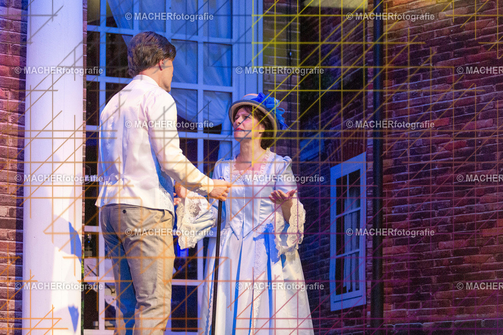 349_MFL-2025 | Portraitbilder von Regisseur; Darsteller; Techniker; Maske; Kostüme; Chor; Musiker; Bilderserie der Generalprobe und der Premierenvorstellung, Szenenbilder; Ausdrucksstudien; Bühnenüberblick; Bühnenkulissen; Pressefotos inkl. Redaktionsfoto Darstellergruppe.