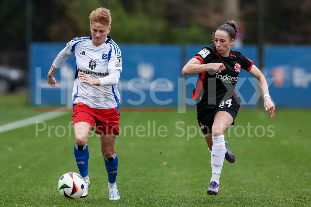 Fussball, 2. Frauen-Bundesliga, Hamburger SV - Eintracht Frankfurt II | v.li.: Jobina Lahr (Hamburger SV, 31) und Elena Mühlemann (Eintracht Frankfurt II, 34) im Zweikampf, Duell, Dynamik, Aktion, Action, Spielszene, DIE DFB-RICHTLINIEN UNTERSAGEN JEGLICHE NUTZUNG VON FOTOS ALS SEQUENZBILDER UND/ODER VIDEOÄHNLICHE FOTOSTRECKEN. DFB REGULATIONS PROHIBIT ANY USE OF PHOTOGRAPHS AS IMAGE SEQUENCES AND/OR QUASI-VIDEO.