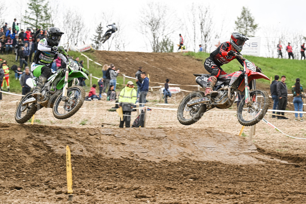 Motocross Schlatt bei Winterthur - 30. April 2023 | #983 Acquistapace Alex aus Coyron (FR) auf Husquvarna und #949 Contessi Alessandro aus Taverne (CH) auf Kawasaki in der Kategorie ProRace Serie am Motocross Schlatt bei Winterthur, 30. April 2023. 
Instagram: @mx_schlatt | @mc_wila | @sam_schweiz
Bild: Sportfotografie Markus Aeschimann | www.markus-aeschimann.ch - Realisiert mit Pictrs.com
