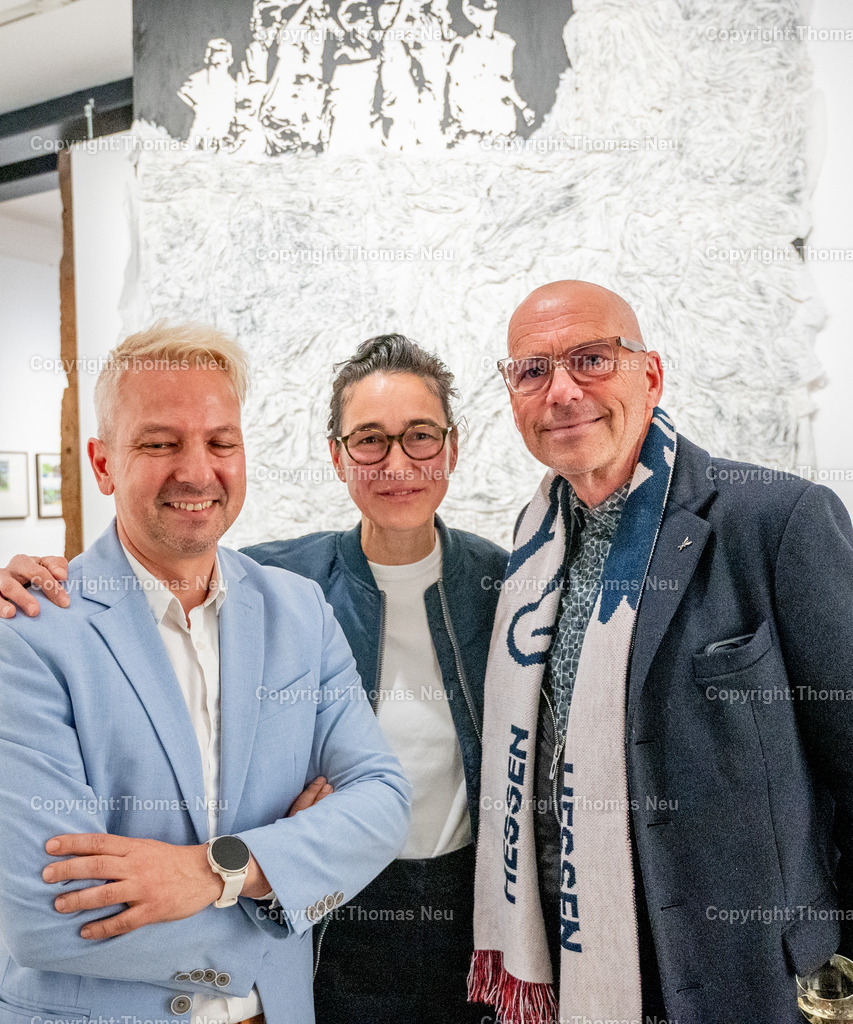 Museum-Bensheim-Ausstellung-Tipping-Points-Fotografie-Thomas-Neu-60 | bbe, Museum bensheim, Das Ausstellungsprojekt Tipping Points -Studierende der Hochschule für Gestaltung Offenbach ,,Das Projekt wurde im Lehrgebiet Zeichnung (Nadine Fecht) initiiert und in Kooperation mit dem Museum Bensheim sowie lehrgebietsübergreifend mit dem Kommunikationsdesign realisiert., hier mit Museumsleiter Dr. Jan Christoph Breitwieser (links) und Professor Bernd Kracke, , .,Bild: THomas Neu