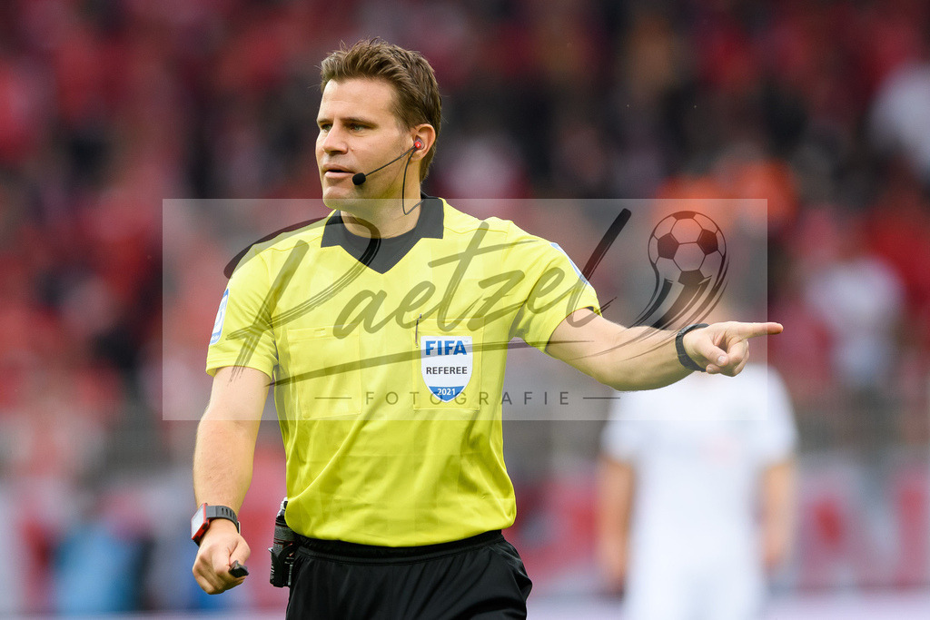 FCUBMG20210829_189 | Fussball, Herren: Schiedsrichter Dr. Felix Brych gestikuliert beim Spiel der 1. Bundesliga zwischen 1. FC Union Berlin und Borussia Moenchengladbach im Stadion An der Alten Foersterei am 29.08.2021 in Berlin, Deutschland. - Realisiert mit Pictrs.com