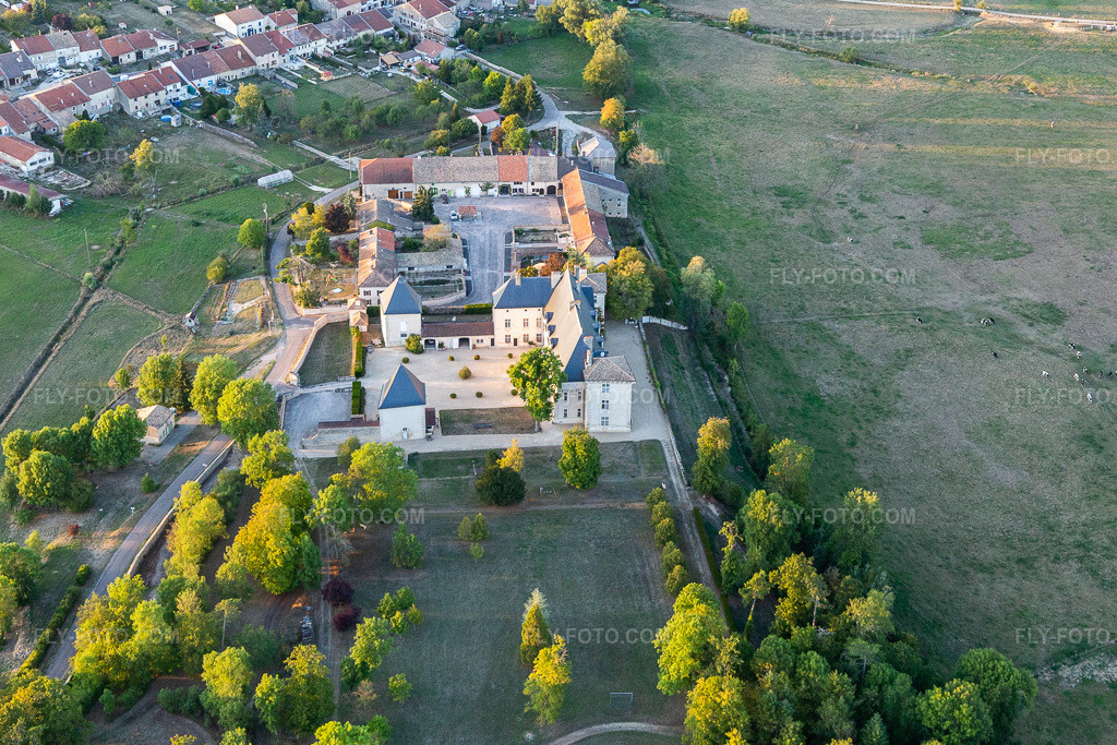 Aerial view: Château de Montbras in Montbras in the state Meuse, France. – Photo: IMG_118363.jpg taken on 09/15/2019 by Werner Riehm/FLY-FOTO.com – Resolution of the original: 4941 x 3294 px