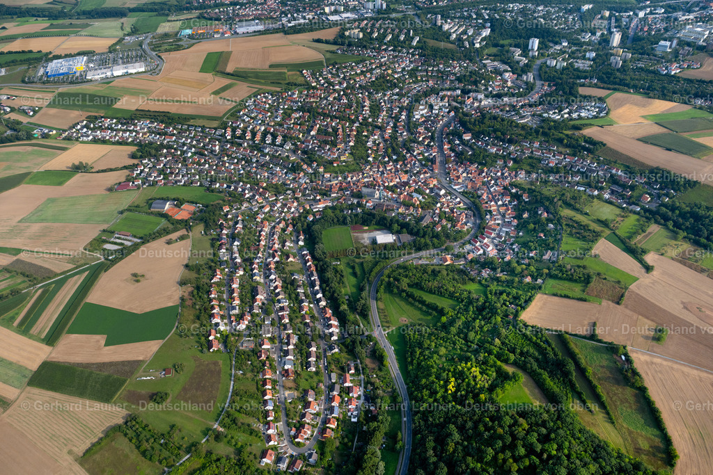 4047910 | VERSBACH 21.08.2021 Ortsansicht am Rande von landwirtschaftlichen Feldern und Nutzflächen in Versbach im Bundesland Bayern, Deutschland. // Village view on the edge of agricultural fields and land in Versbach in the state Bavaria, Germany. Foto: Gerhard Launer
