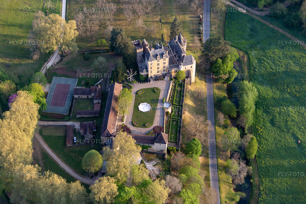 Vue aérienne: Parc du château du château de Fayrac à Castelnaud-la-Chapelle dans le département Dordogne, France. Photo: IMG_113703.jpg prise le 20/04/2019 par Werner Riehm/FLY-FOTO.eu – Résolution de l'original: 5274 x 3516 px
