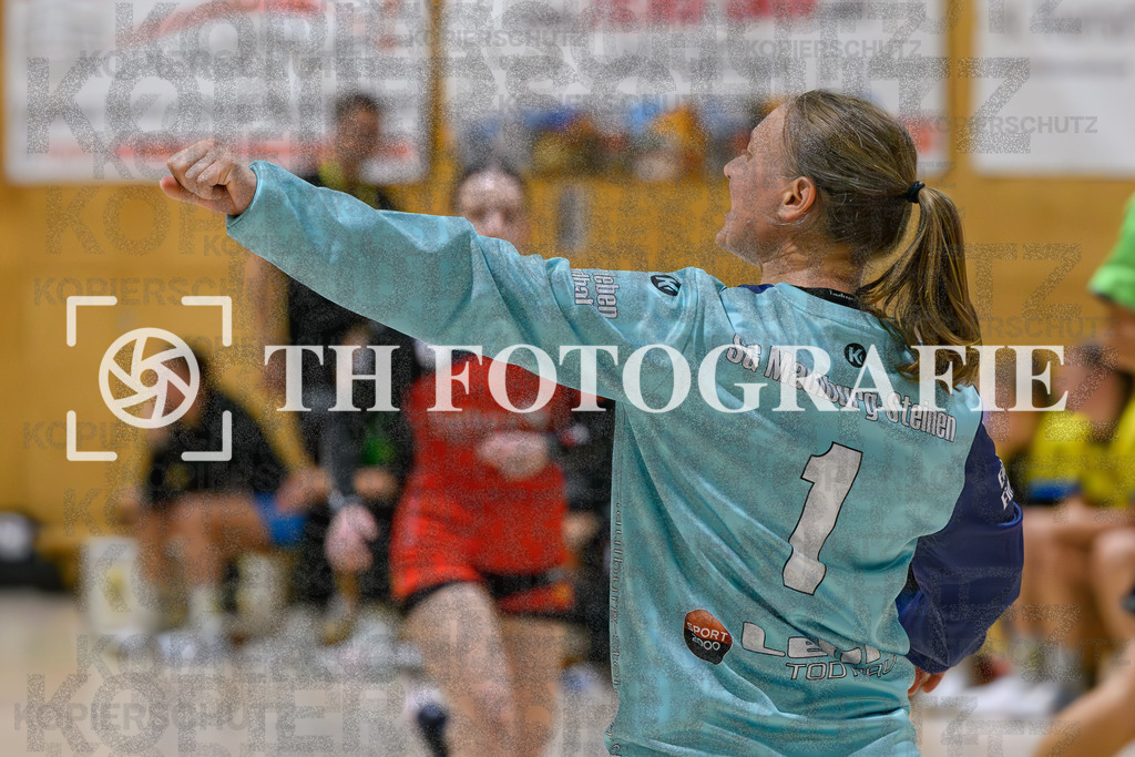GER, SG Maulburg/Steinen - SV Allensbach 2, Handball, Suedbadenliga, 2. Spieltag, Saison 2023/2024, 14.10.2023 | Antje Matschenz (SG Maulburg-Steinen, #01)

GER, SG Maulburg/Steinen - SV Allensbach 2, Handball, Suedbadenliga, 2. Spieltag, Saison 2023/2024, 14.10.2023

Foto: TH Fotografie/Thomas Hess