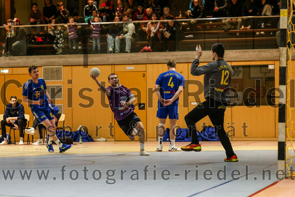 2024-02-24_032_SpVgg_Altenerding_gegen_SSG_Metten | Erding, Deutschland, 24.02.2024:
Handball, Bezirksoberliga Männer 2023 / 2024, 16. Spieltag, SpVgg Altenerding gegen SSG Metten, Endergebnis: 29:24

Vincent Muhr (SSG Metten, #10), Joseph Wyhnalek (SpVgg Altenerding, #2), David Huml (SSG Metten, #4), +a12+

Foto: Christian Riedel / fotografie-riedel.net