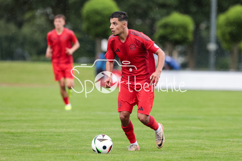 SSV Dillingen - FC Bayern Amateure | am Ball Daviede Dell'ERBA (FCB #3) / Einzelfoto / Freisteller