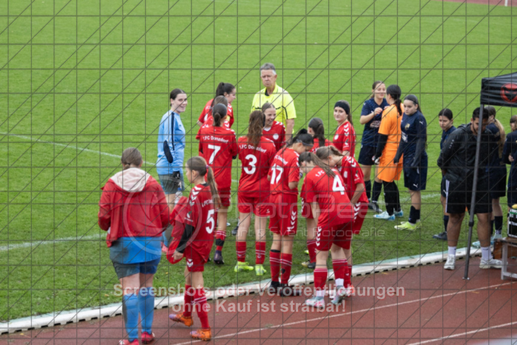 20251004_155603_0013 | #,1.FC Donzdorf (rot) vs. ASV Spartania Eislingen (blau), Fussball, B-Juniorinnen-Verbandsstaffel Nord, wfv, 03. Spieltag, Saison 2025/2026, Rasenplatz, Lautertal Stadion, Süßener Straße 16, 73072 Donzdorf, 04.10.2025 - 16:00 Uhr,Foto: PhotoPeet-Sportfotografie/Peter Harich