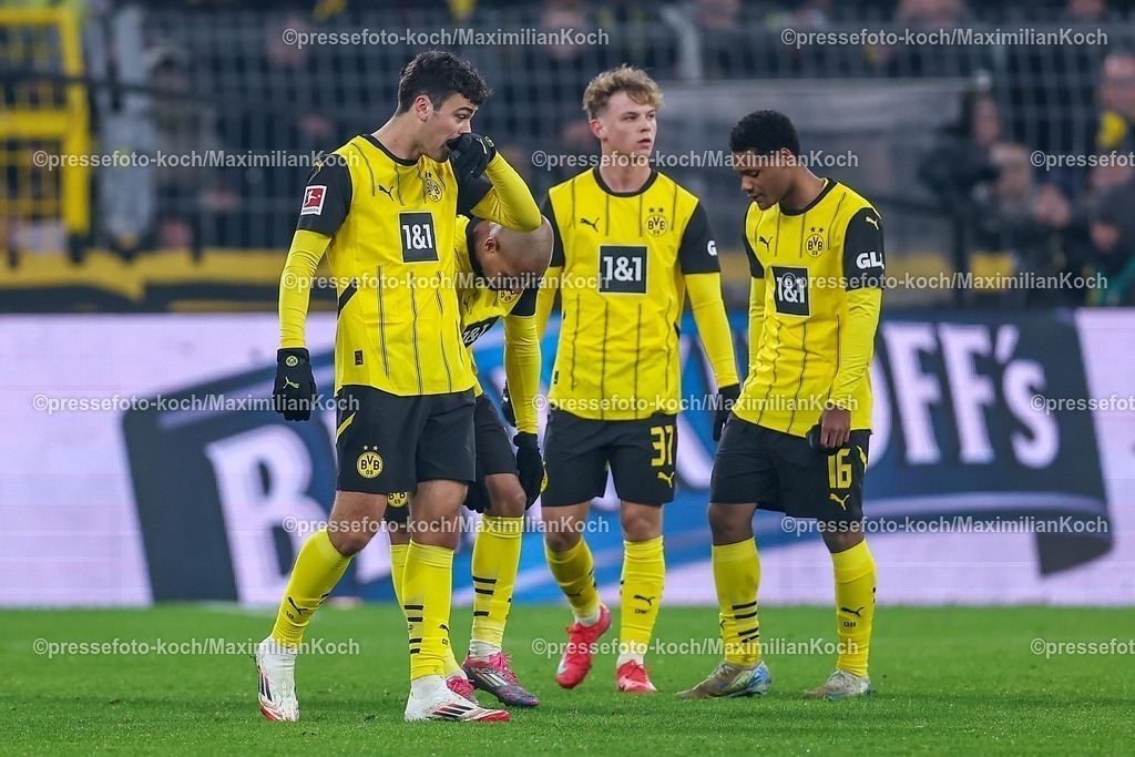 BVB10012501134 | 10.01.2025, Fußball, Borussia Dortmund - Bayer 04 Leverkusen, 1. Fußball Bundesliga, 16. Spieltag, Signal Iduna Park, Saison 2024 2025: Enttäuschte Gesichter beim BVB nach der 2:3 Niederlage. Die Mannschaft steht enttäuscht auf dem Spielfeld. Giovanni Reyna (BVB #7), Cole Campbell (BVB #37), Julien Duranville (BVB #16), Donyell Malen (BVB #21)DFB regulations prohibit any use of photographs as image sequences and or quasi-video.