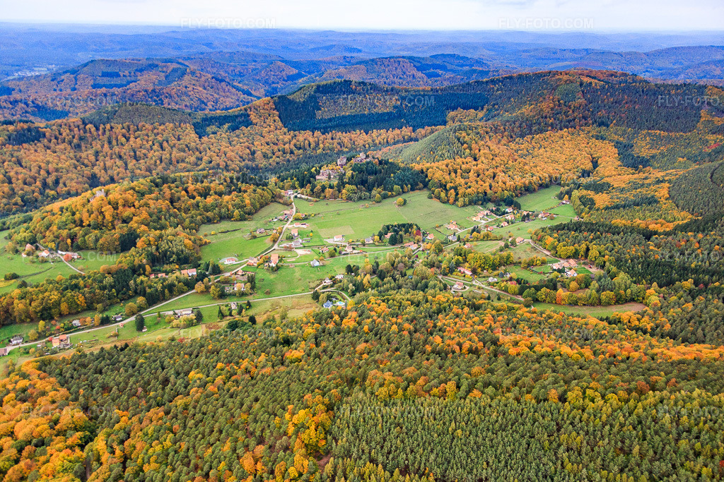 Aerial view: View of the town from the southeast in Windstein in the state Bas-Rhin, France. – Photo: IMG_084625.jpg taken on 10/23/2015 by Werner Riehm/FLY-FOTO.com – Resolution of the original: 5472 x 3648 px