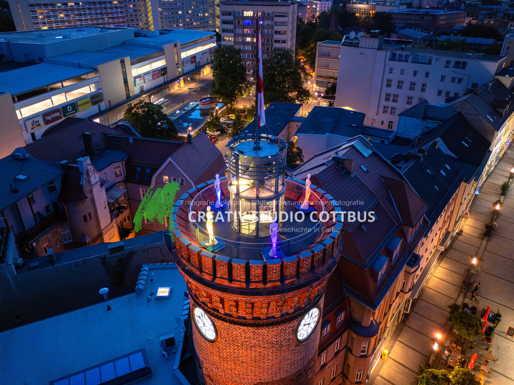 Spremberger Turm in Cottbus bei Nacht | Sonderausstellung mit Lichtskulpturen - Realisiert mit Pictrs.com